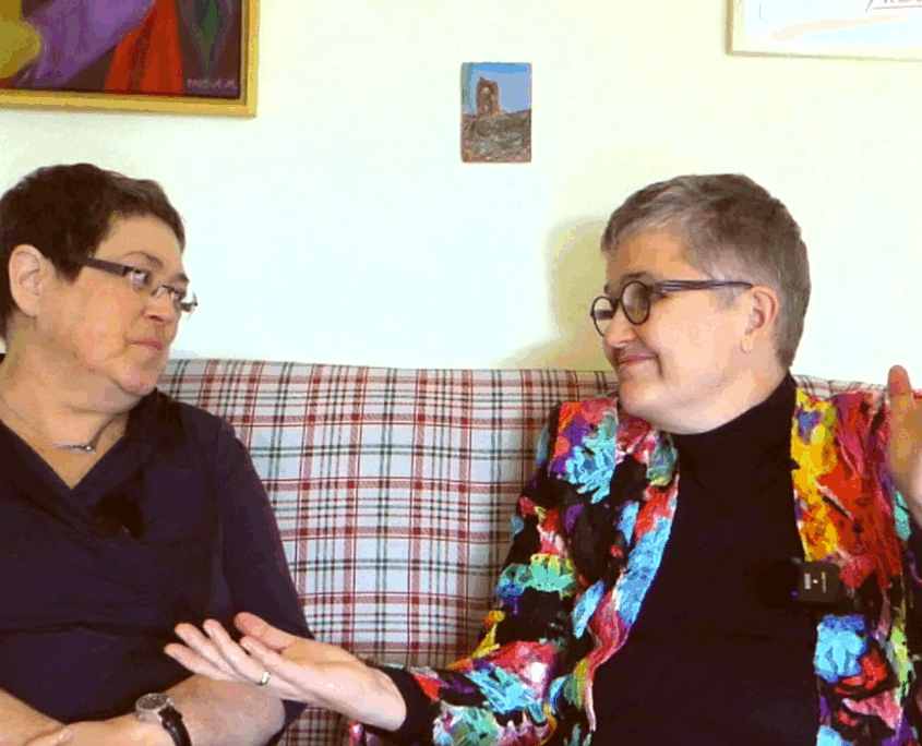 Esther und Dagmar sitzen auf dem Sofa - online