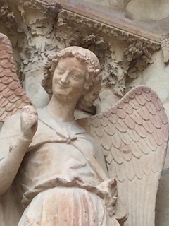 verschmitzt lächelnde Engel-Statue
